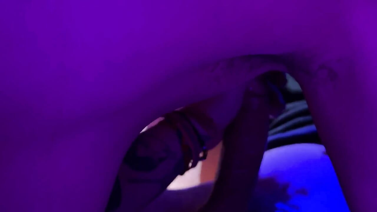 Latina brunetă a primit un striptease și un blowjob delicios ca să-l seducă pe bătrânul cuckold