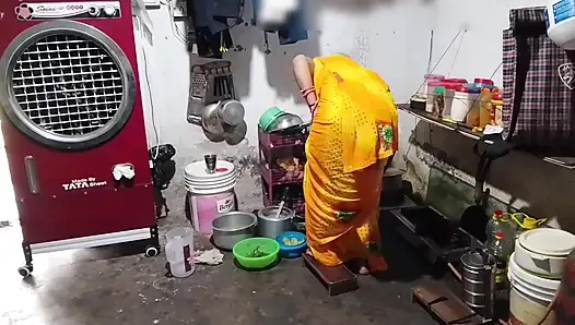 Baldız mutfakta, baldız, elleriyle büyük göğüslerini göstererek kayınbiraderi arazisinin suyunu çıkardı Hintçe ses kaydı.