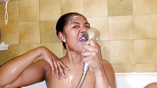 セクシーな黒檀の十代は熱いシャワーを取ります