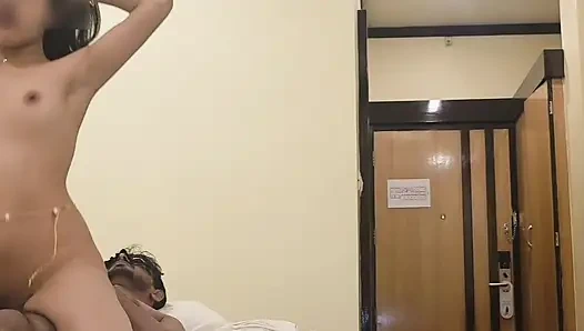 Gece yarısı otel odasında kız arkadaşımı siktim