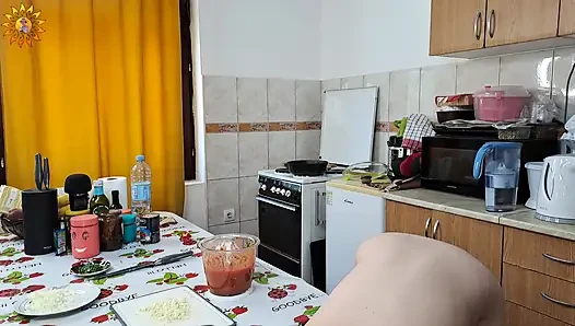 Mila natürist en iyi et sosunu çıplak pişiriyor