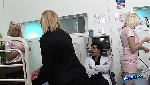 Две возбужденные пациенты жестко трахают двух великолепных медсестер с большими сиськами в больнице