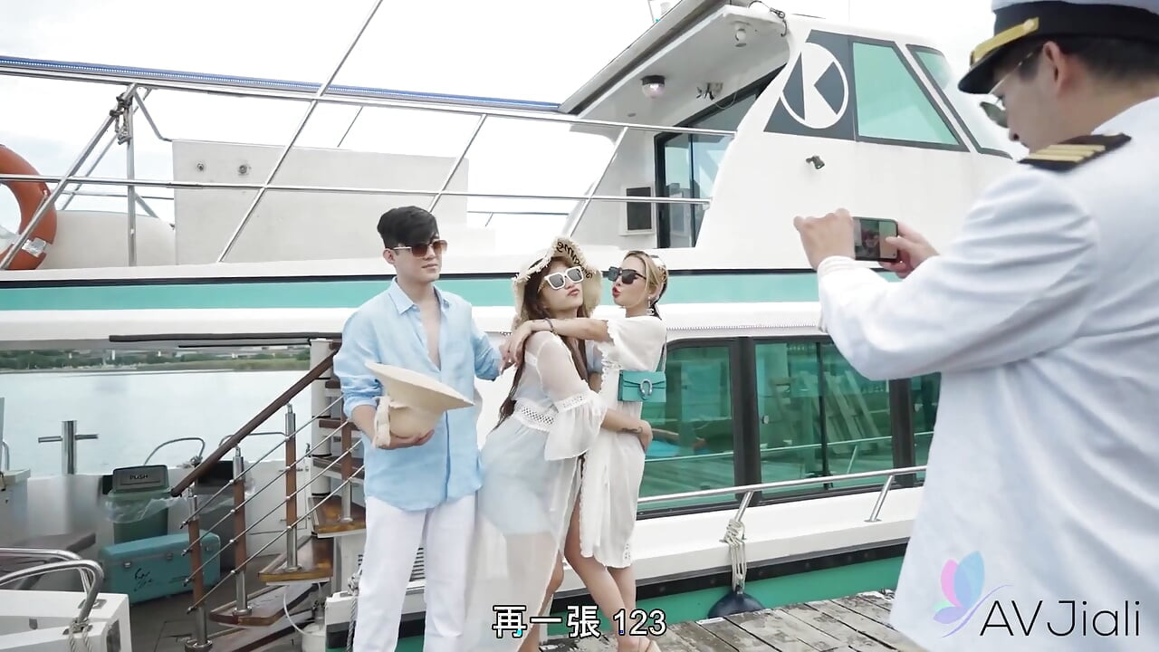 Stacy e amigos passam o dia em um barco brincando e fodendo