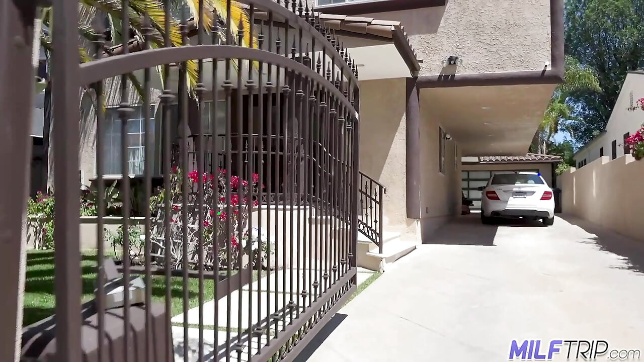 Соковита латиноамериканка Джейлін Ріо пробує великий член