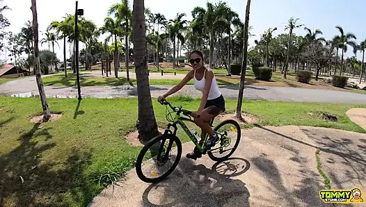 Gadis remaja asia dengan pantat aduhai dientot habis-habisan