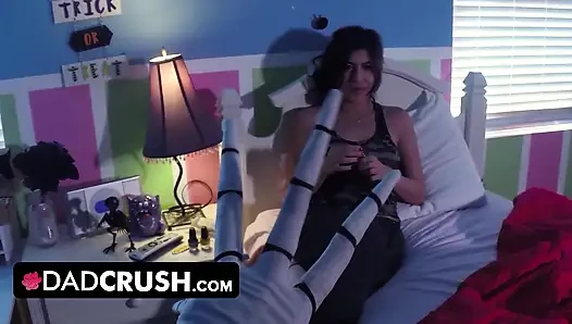 DadCrush - сладкая крошка празднуется Holloween, получая ее тугую щель жестко вспахали большим членом