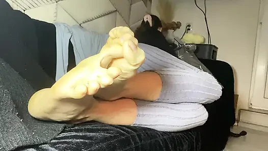 Kaus kaki dan kaki kotor mengabaikanmu