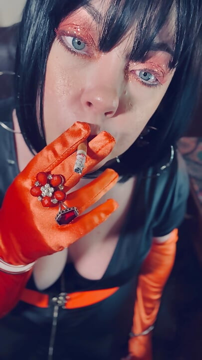 Madura con guantes satinados Tina Snua, punta a cola 2 cigarrillos - guantes fumando en cadena de fumadores