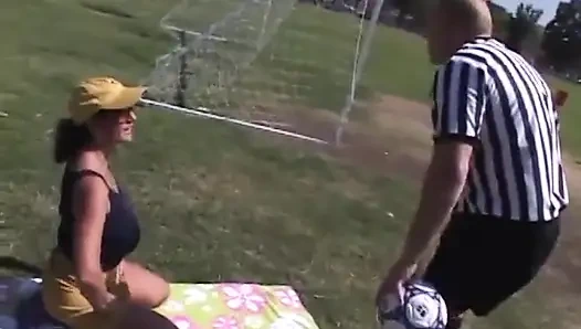 Milf mit dicken titten fickt den schiedsrichter