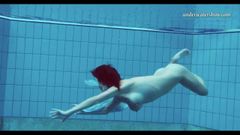 Hete tiener Unterwasser zwemt en stript