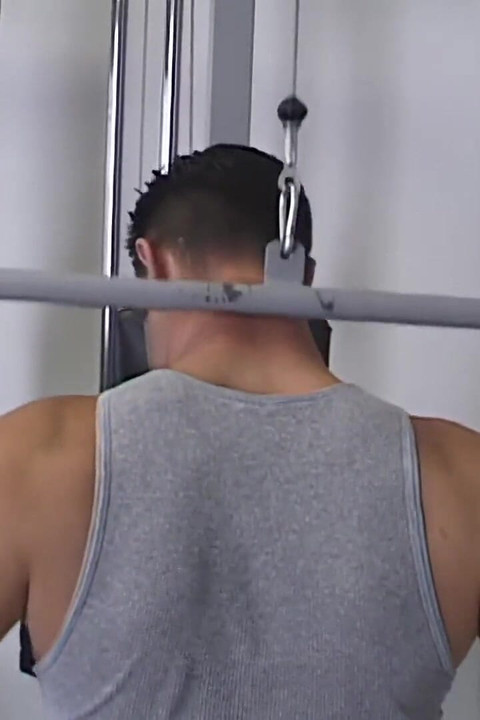 Loira Desiree chupa o pênis até o derrame e fode