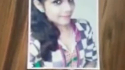 Cum üzerinde seksi sıcak cleavage arasında milfshreya