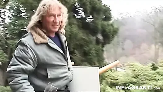 Фигуристой крошке засадили на улице в любительском видео