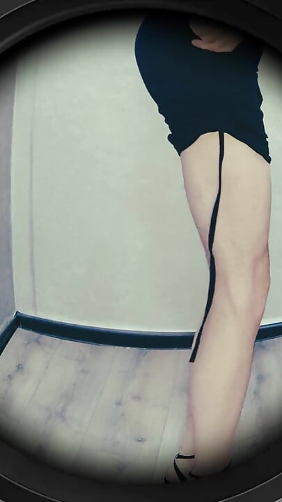 家の中を一人で歩き回っています