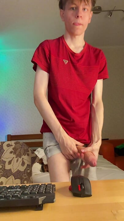 Mager 55 kg kille som leker med sitt 23 cm tunga kött