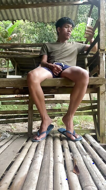 Young Pinoy Twink Jerks off Secretly Outdoors