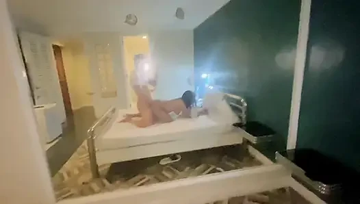 Üvey kız kardeş otele gitmek istiyor