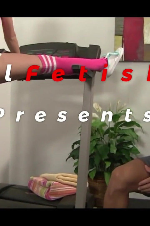 Carmen Callaway Does the Splits and Gets a Load at the Gym