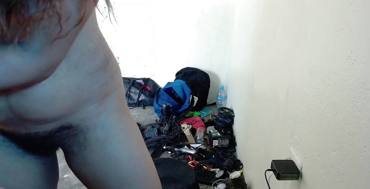 Cewek ini lagi asik masturbasi pakai dildo ukuran raksasa 3