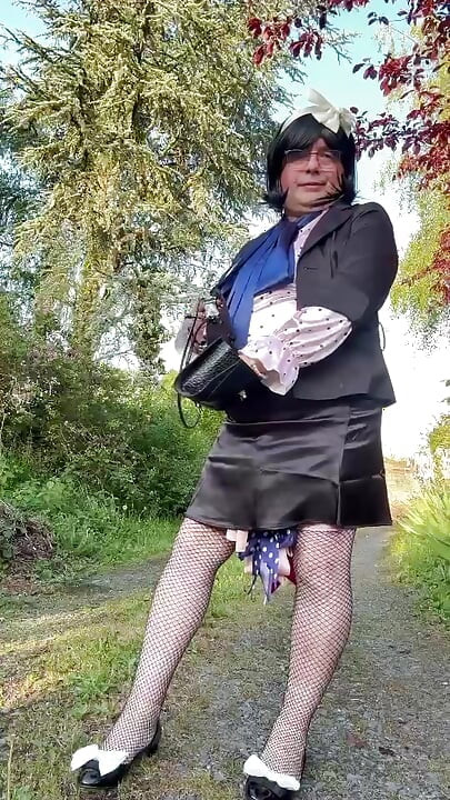 Vestida com uma saia preta para uma noite fora