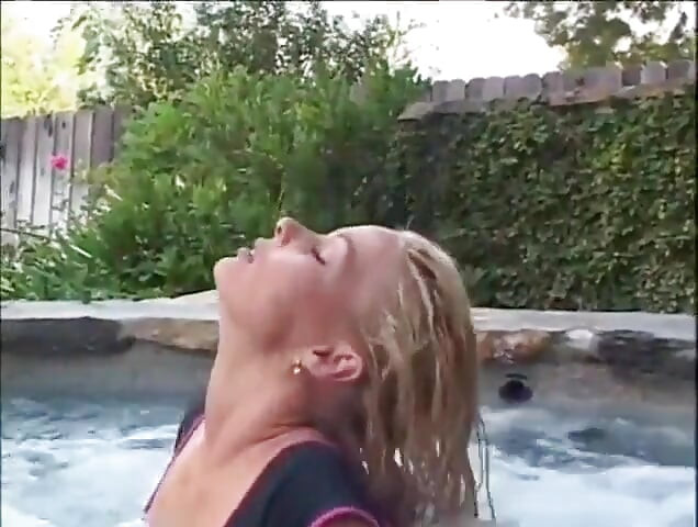 Krásná blonďatá kundička lízající kundičku šuká v bazénu