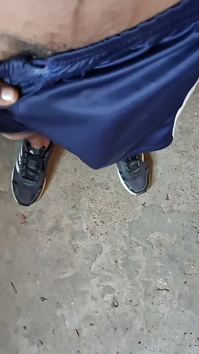Ao ver a vizinha, o pau ficou duro
