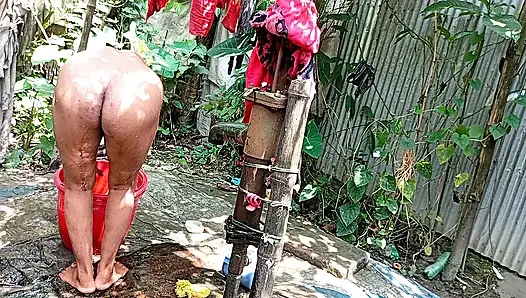 Aku menyetubuhi saudara tiri desaku di luar saat dia mandi.