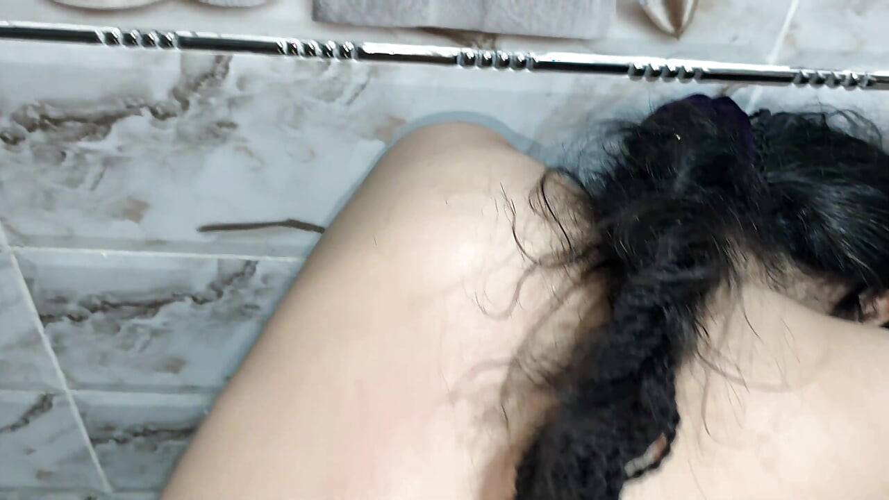 Mısırlı genç adam Suudi karısını sikmeden önce idrar yapıyor