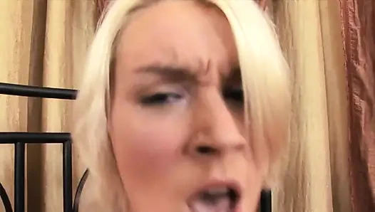 Große natürliche möpse, blonder arsch fickt dildo, lutscht sperma im mund