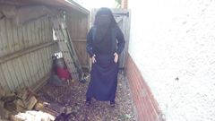 Burqa и колготки под дождем