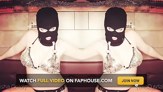 Güzel dudaklı seksi gangsterler tarafından ev sahipliği yapıyor!