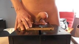 Sub Tadao przybija swoje jaja i orgazm