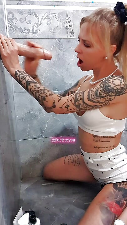 Cute babe tragándose un dildo enorme hasta el fondo, montándolo con intensidad, juego con semen falso y orgasmo descontrolado