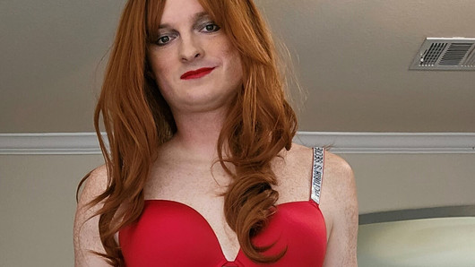 Une femboy rousse se déshabille et taquine