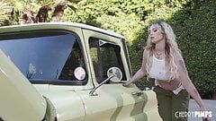 Szorstka jazda blondynka Lilly Bell dostaje lizanie tyłka i piesek na świeżym powietrzu rucha się z Zac Wildem