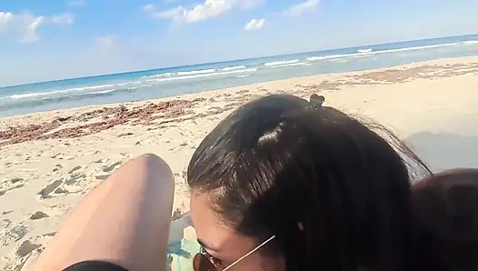 MILF lutscht einen Schwanz mit am Strand verschluckendem Sperma aus der Sicht