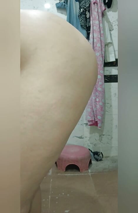 Priya Bhabi在浴室里洗身体