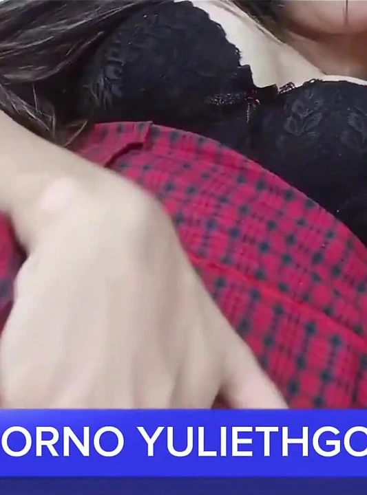 色情女演员与她最好的朋友打视频电话, 并向他展示她的奶子和她的假阳具