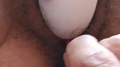 O clitóris da buceta muito peluda de Dana