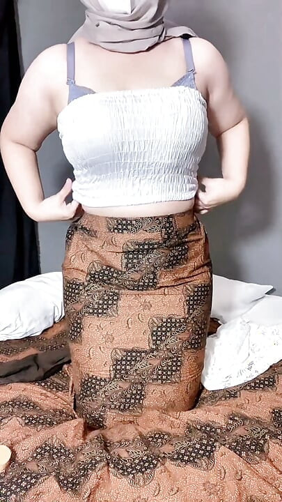White Kebaya POV koristi prste dok ne popiša