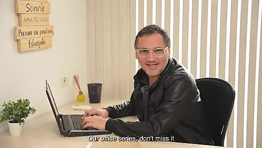 Bakış açısı boşalma - öfkeli patronumu özensiz bir saksoyla memnun ettim ve ağzıma gelene kadar büyük yarağına bindim