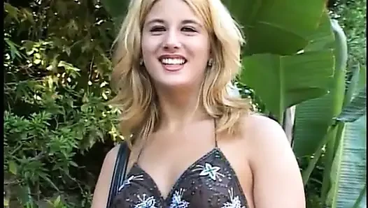 Pirang cantik eksistensi membuka pantat dan memeknya lebar-lebar