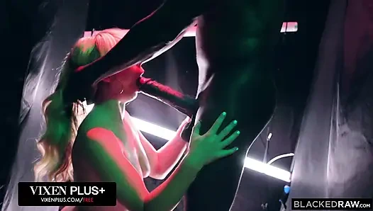 Blackedraw minik sarışın tatlı Lilly Bell gizli büyük zenci arzularını yaşıyor