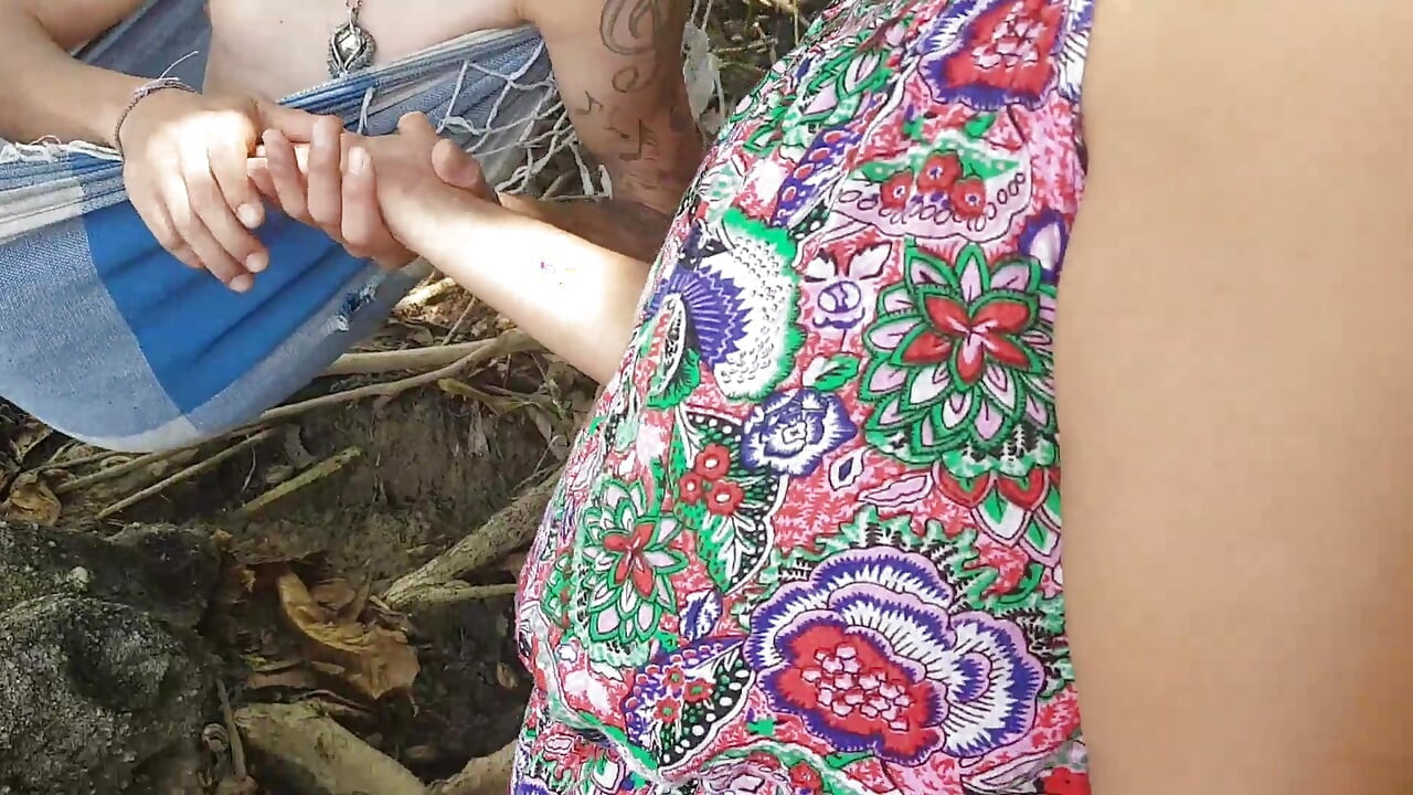 Nimf komt op de lul van de verkoper rippi