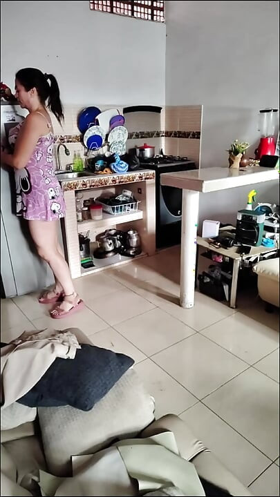 Maćeha masturbira u kuhinji sa svojim ogromnim sisama