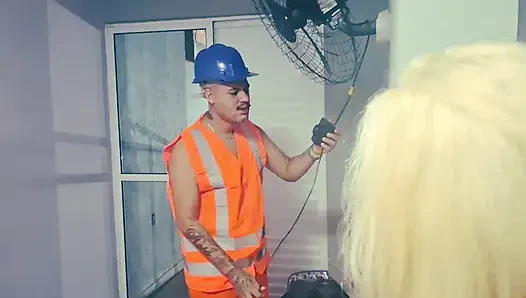 Aku membayar tukang listrik di kabaret dengan pekerjaan