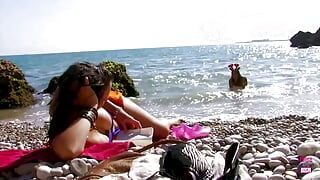 Una pareja de lesbianas en bikini son interrumpidas besándose al aire libre por una polla dura