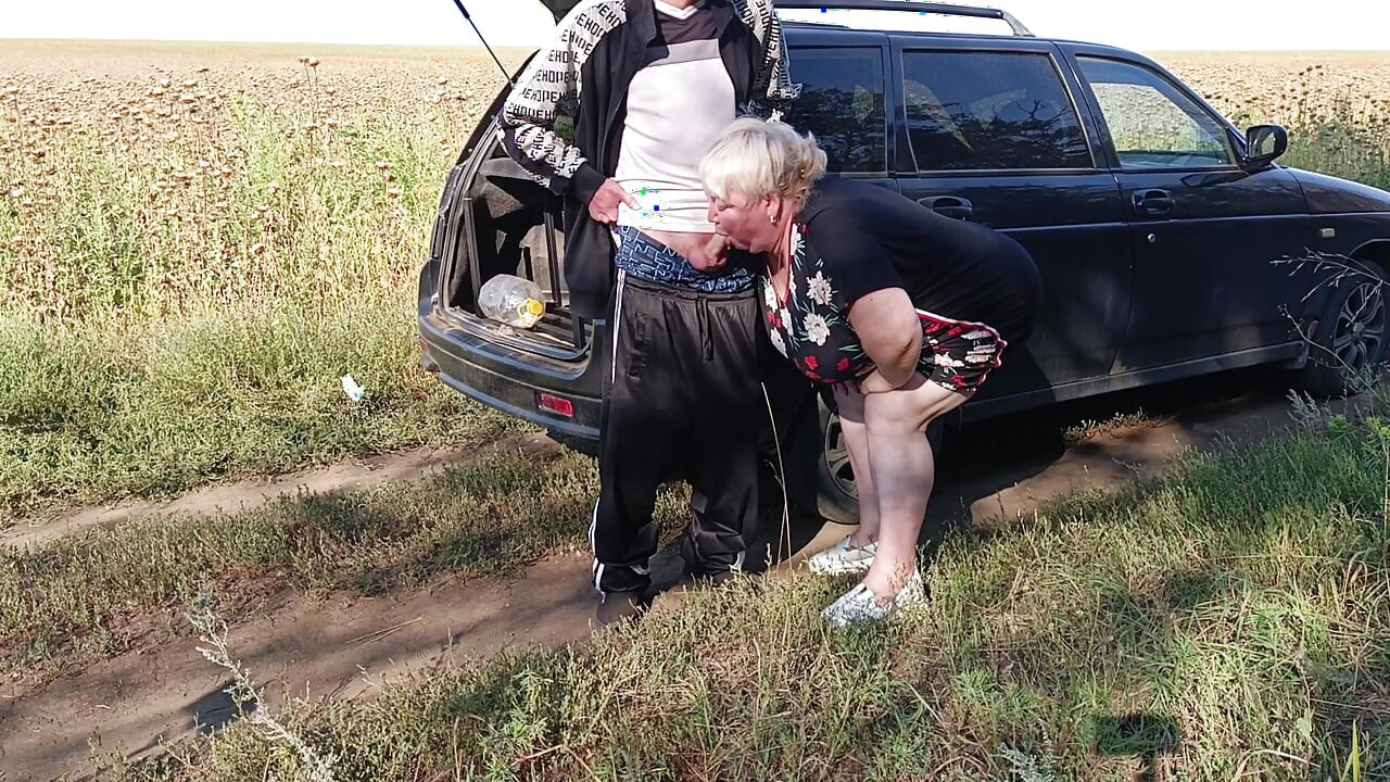 soused mi drží ptáka, zatímco čůrám a pak kouří na veřejnosti