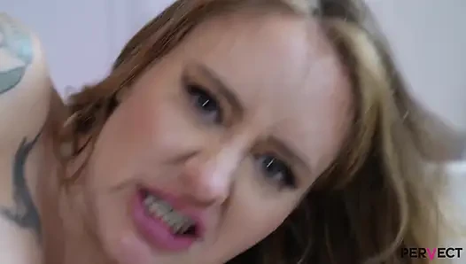 Наблюдаю, как Розовый зайчик Lilly Veroni отправляется в город на какую-то поздней ночью большой черный член!