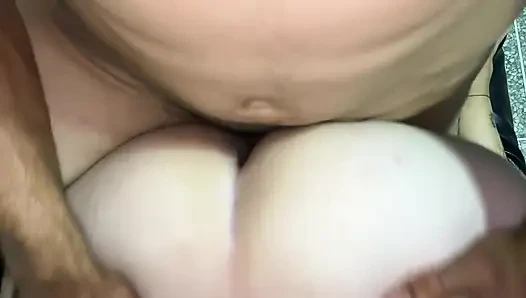 Я даю моей пухлой мачехе вкусный трах, пока она не кончит